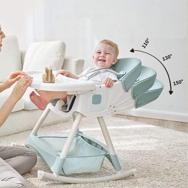 Silla mecedora con babero, vaso entrenador y plato de comida